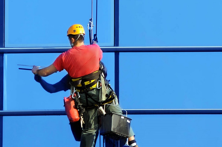 Миття вікон будівель